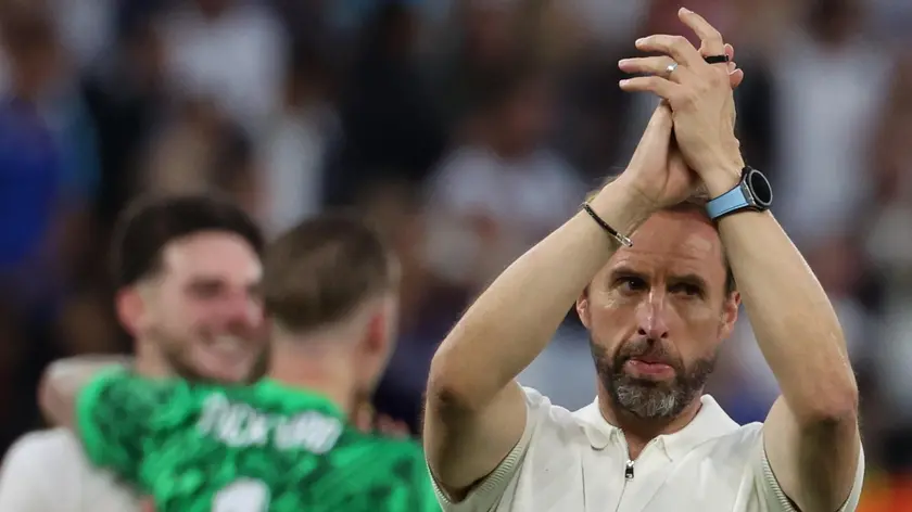 epaselect epa11448406 Head coach Gareth Southgate of England celebrates winning the UEFA EURO 2024 Round of 16 soccer match between England and Slovakia, in Gelsenkirchen, Germany, 30 June 2024. EPA/ABEDIN TAHERKENAREH