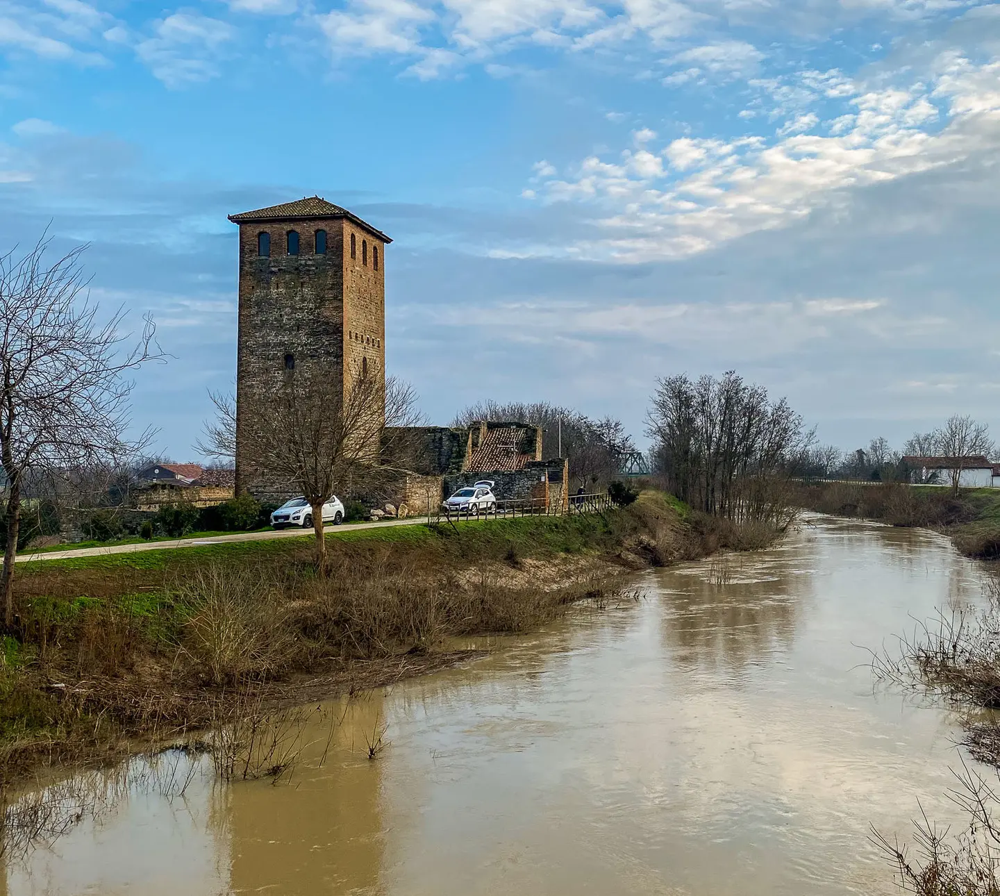 Este (PD) 10 dicembre 2020. Livello del fiume Bisatto sui ponti di Este. Nella foto: veduta del Ponte di Torre sul fiume Frassine