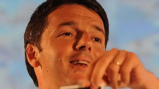 Il sindaco di Firenze Matteo Renzi con delle foto durante il suo intervento alla convention Big Bang al Palacongressi di Firenze, 23 giugno 2012. ANSA /MAURIZIO DEGL'INNOCENTI