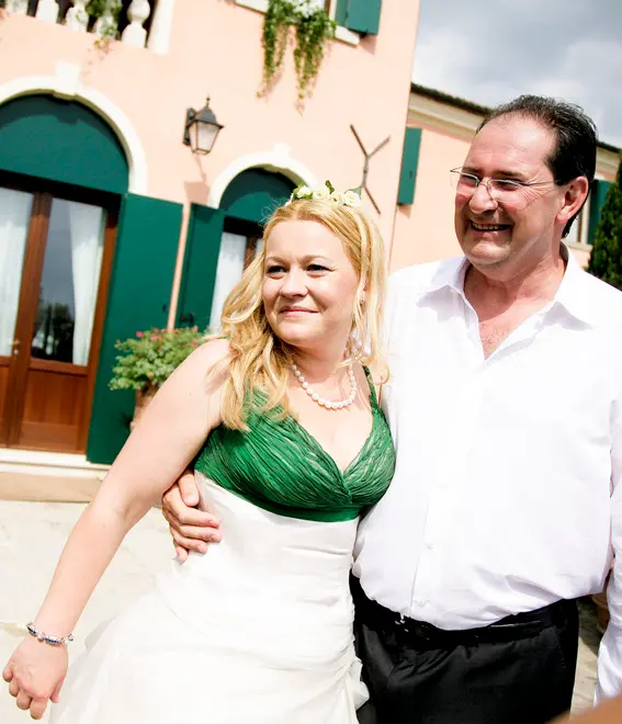 20090606 - CINTO EUGANEO (PADOVA) - LIF - MATRIMONIO GALAN:SPOSI MOSTRANO FEDI,EMOZIONATI COME RAGAZZI - Giancarlo Galan, 53 anni, e Sandra Persegato, 35, dopo la cerimonia di nozze oggi 6 giugno 2009. Sono apparsi entrambi emozionati come dei ragazzi al loro primo incontro d'amore, il governatore veneto e la neomoglie si sono concessi alle telecamere conversando con i giornalisti davanti all'ingresso della settecentesca Villa Rodella, a Cinto Euganeo. ANSA/PERAZZOLO-BOLZONI/GID