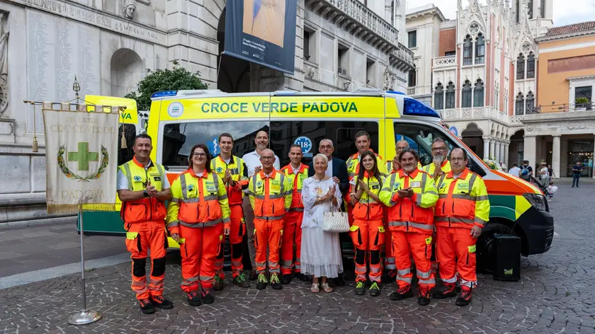 La consegna ufficiale dell'ambulanza donata alla Croce Verde