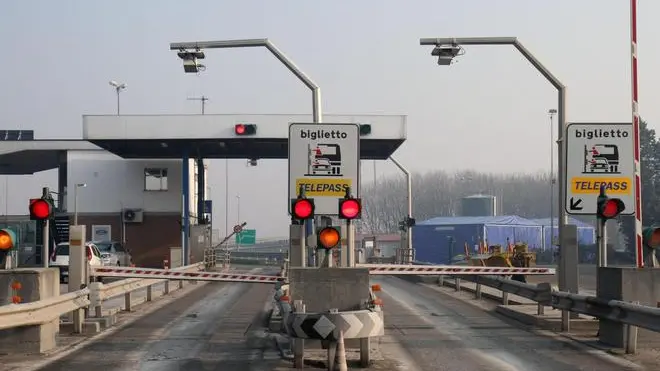 Belluco..Disagi in via Orti a Monselice per chiusura casello Autostrada...Nella foto: il casello chiuso...ph. Zangirolami chiusura casello Monselice e traffico in tilt - UNDICI FERITI. Lungo l'A13 si sono registrati cinque incidenti con 17 veicoli coinvolti