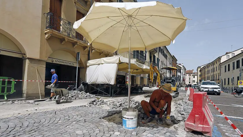 Lavori in corso in via Cesarotti per il rinnovo dei sampietrini lungo la strada che porta al Santo (BIANCHI)