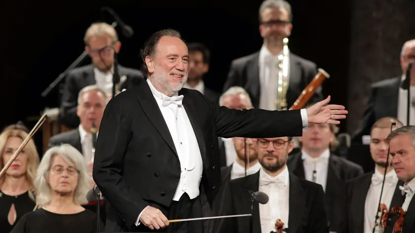 epa10711417 Italian director Riccardo Chailly (C) and the Scala Milan Orchestra perform on stage as part of the Granadas Dance and Music Festival at Carlos V Palace in Granada, Spain, 25 June 2023. EPA/Pepe Torres