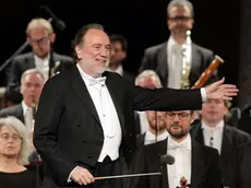 epa10711417 Italian director Riccardo Chailly (C) and the Scala Milan Orchestra perform on stage as part of the Granadas Dance and Music Festival at Carlos V Palace in Granada, Spain, 25 June 2023. EPA/Pepe Torres
