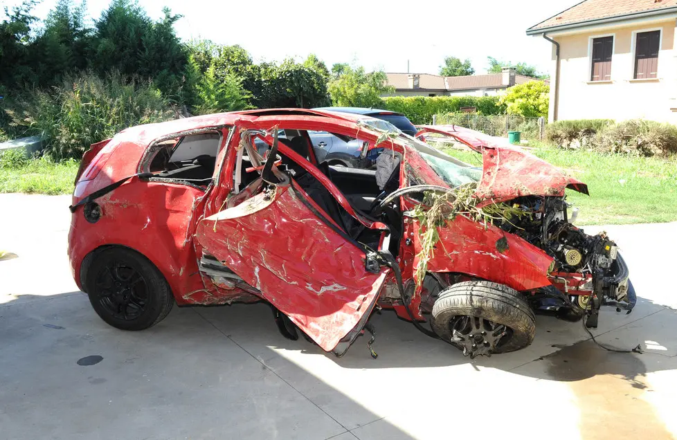 Cesaro, AG. ZANGIROLAMI, 06 Set 15 Incidente mortale di Matteo Bertoli di Conselve. Nella foto: il rottame della Fiat Punto nella carrozzeria Magagna di Arre Ph. Zangirolami