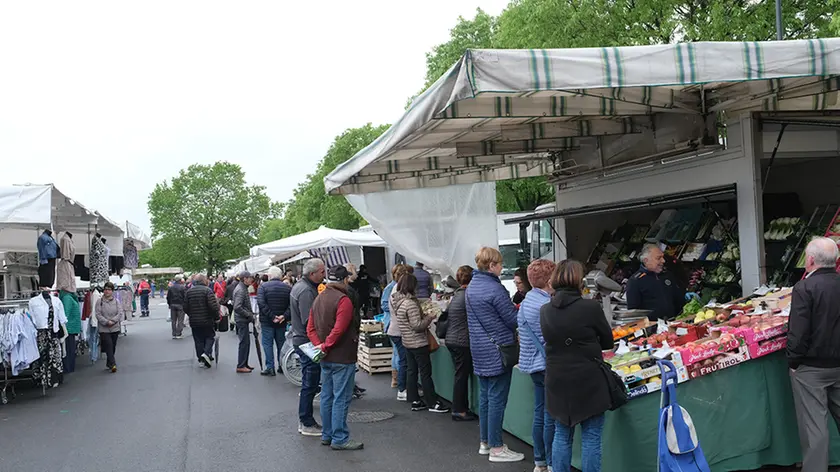 Le bancarelle del mercato in via Milano