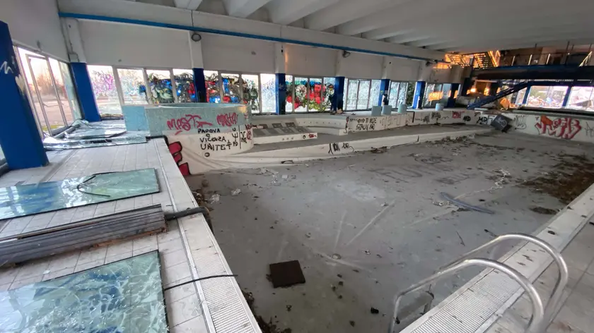MALFITANO -AGENZIA BIANCHI-PADOVA - MICALIZZI FA CANCELLARE SVASTICA ALL'AMUSEMENT PARK