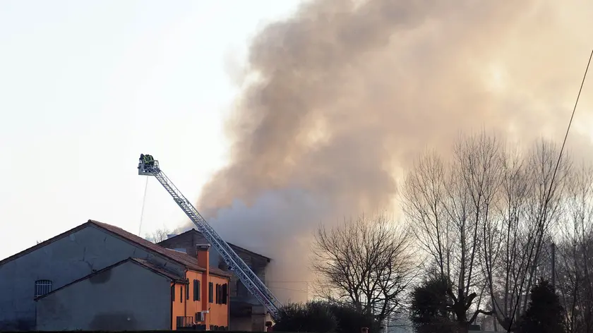 Cartura, 29.01.2014 Incendio abitazione in via Cà Brusà. Nella foto: il fumo visibile da lontano ph. Zangirolami