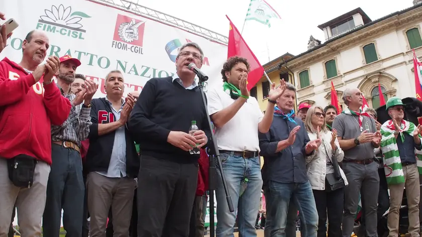 Una manifestazione dei sindacati con Maurizio Landini