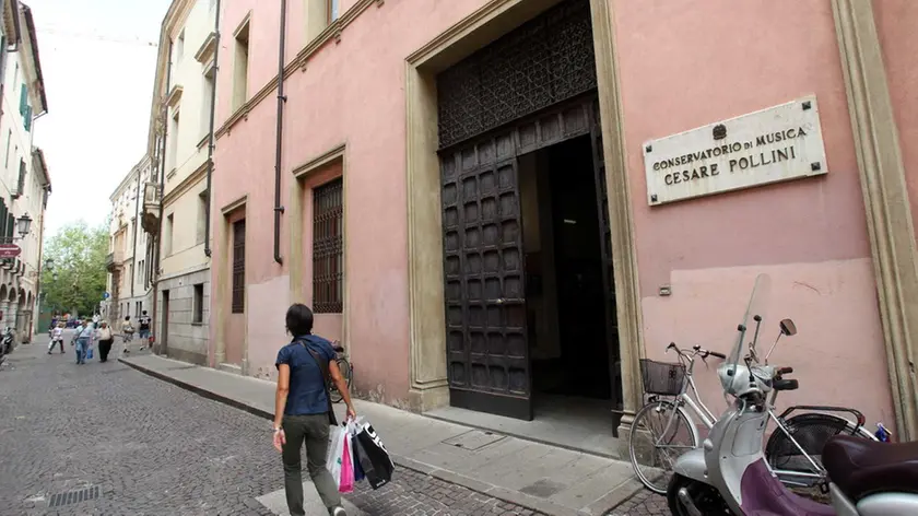 ESTERNO CONSERVATORIO POLLINI