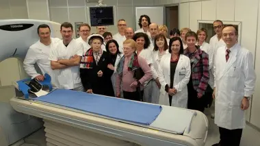 LA NUOVA TAC. Lo staff di Radiologia insieme a Silvana Gesuato davanti alla modernissima apparecchiatura