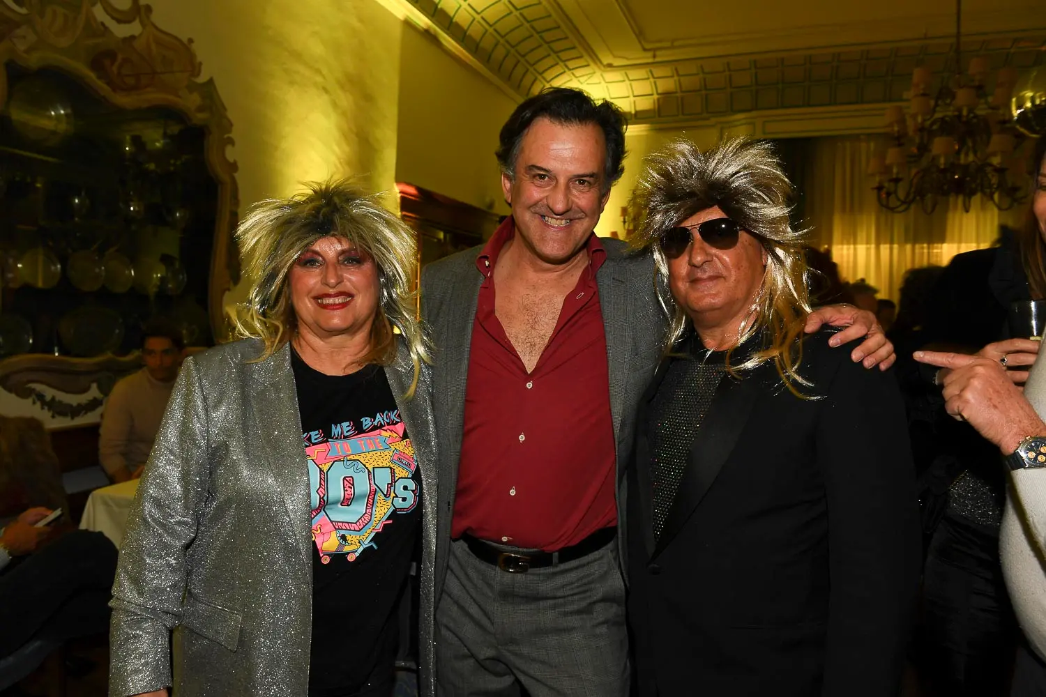 Nel fotoservizio di Riccardo Frezza, la festa anni Ottanta all'Hotel de la Poste di Cortina d'Ampezzo. Qualche nome? Alan Sorrenti, Sandy Marton, Patrizia Pellegrino e Samantha De Grenet, Claudio Cecchetto, Alberto Camerini. Li riconoscete ancora?