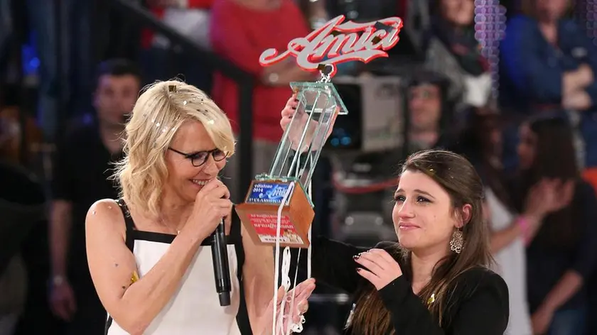 Maria De Filippi (S) consegna il trofeo a Deborah dopo la sua vittoria alla finale di "Amici", Roma 27 maggio 2014. ANSA/ALESSANDRO DI MEO