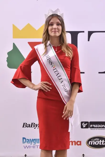 Alice Rachele Arlanch posa per i fotografi a Jesolo, 10.09.2017. Miss Italia 2017 è Alice Rachele Arlanch, studentessa di giurisprudenza di 21 anni, alta 1.78, occhi verdi e capelli castani, di Vallarsa, in provincia di Trento. Nella volata finale a due ha battuto Laura Codén, 19 anni di Feltre (Belluno). Terza piazza per Samira Lui, la 19enne di Udine, figlia di mamma italiana e papà senegalese. ANSA/Riccardo Dalle Luche