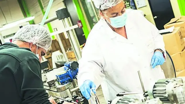 27/03/2020 Grasse. Azienda ARTHES, specializzata nella produzione di cosmetici a Grasse, ha deciso di produrre una soluzione idroalcolica per l'ospedale. La linea di produzione riconvertita *** Local Caption *** 00952309