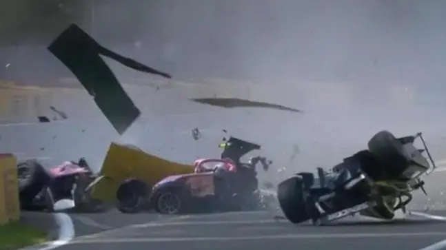 Il fermo immagine di Fox Sport mostra l'incidente in cui è morto il pilota francese Anthoine Hubert durante Gara-1 del Gran premio di Formula 2 sul circuito belga di Spa, 31 agosto 2019. ANSA/FERMO IMMAGINE FOX SPORT +++EDITORIAL USE ONLY - NO SALES+++