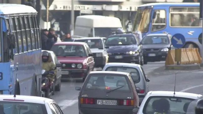 PD 12/02/2001 GM (RESTELLO) 1^ GIORNATA TRAFFICO REGOLAMENTATO A TARGHE ALTERNE A PONTEVIGODARZERE EDEL RAFFICA DI MULTE X IVEICOLI CON TARGA DISPARI INCOLONNAMENTI PROVOCATI DAGLI STESSI VIGILI