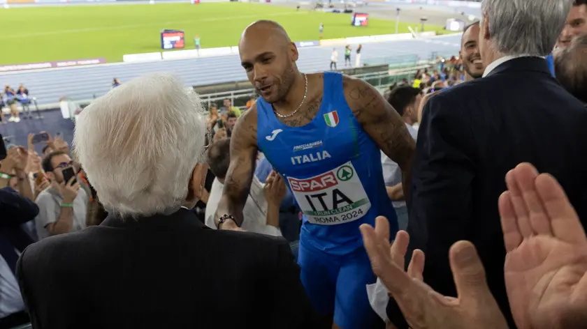 Il Presidente della Repubblica Sergio Mattarella si complimenta con gli staffettisti della 4x100 medaglia d'oro allo stadio Olimpico di Roma per l'ultima giornata dei campionati europei di atletica leggera, Roma, 12 giugno 2024. ANSA/FRANCECO AMMENDOLA/US QUIRINALE +++ NPK +++ NO SALES, EDITORIAL USE ONLY +++