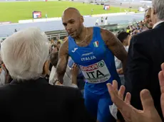 Il Presidente della Repubblica Sergio Mattarella si complimenta con gli staffettisti della 4x100 medaglia d'oro allo stadio Olimpico di Roma per l'ultima giornata dei campionati europei di atletica leggera, Roma, 12 giugno 2024. ANSA/FRANCECO AMMENDOLA/US QUIRINALE +++ NPK +++ NO SALES, EDITORIAL USE ONLY +++