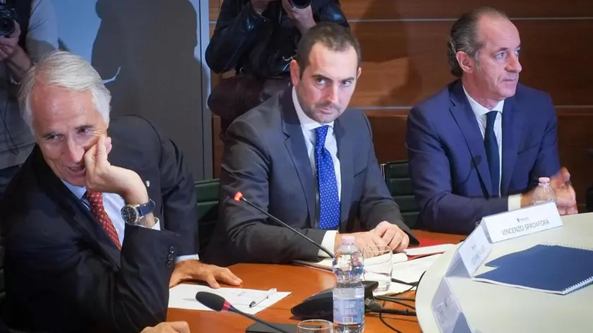(S-D) Il presidente del CONI Giovanni Malagò, il ministro dello Sport Vincenzo Spadafora e il presidente della Regione Veneto Luca Zaia durante la riunione del comitato organizzatore delle Olimpiadi Invernali Milano-Cortina 2026, Verona, 7 ottobre 2019. ANSA/FILIPPO VENEZIA