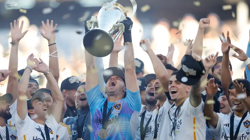 epaselect epa11763780 Los Angeles Galaxy players celebrate after winning the Major League Soccer (MLS) Cup Final between the LA Galaxy and the New York Red Bulls, in Carson, California, USA, 07 December 2024. EPA/CAROLINE BREHMAN
