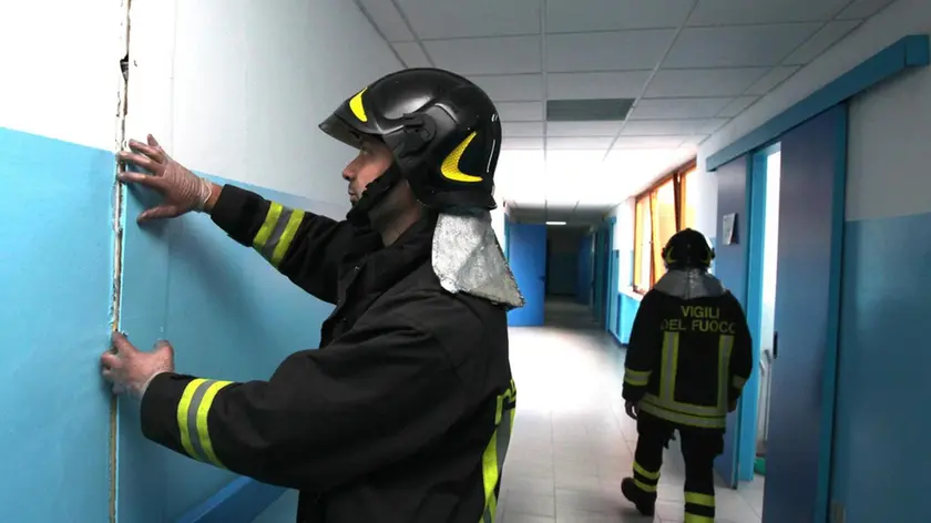 In seguito al terremoto, è stato evaquato l'ospedale di Mormanno (Cosenza). In foto i vigili del fuoco controllano i danni all'interno dell'ospedale calabrese, 26 ottobre 2012. ANSA/TONY VECE...The firemen check on the walls of the Hospital of Mormanno (Cosenza, south Italy), after the earthquake, 26 October 2012