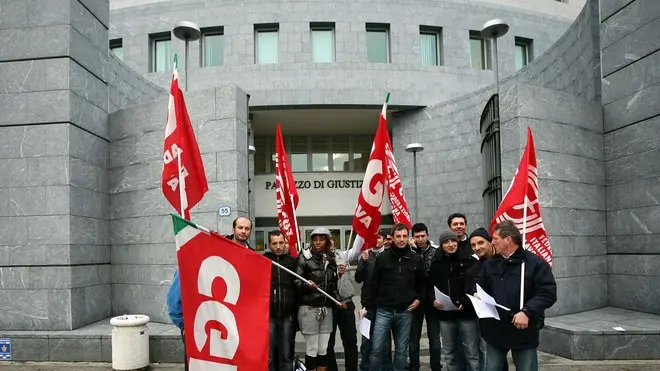 GENESIN - PROTESTA CGIL DAVANTI A TRIBUNALE