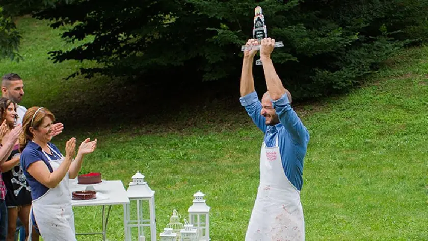 Il vincitore alza al cielo il trofeo di Bake Off Italia 2015