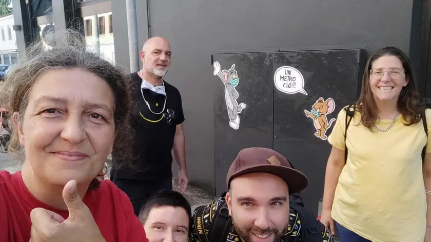 Alessia Conti, a sinistra, assieme a Silvia e all’artista Maupal