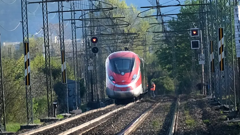 Un treno fermo sui binari dopo un investimento