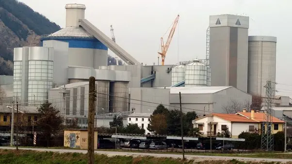 Nuova ciminiera alla Cementeria di Monselice...ph. Zangirolami..Provincia