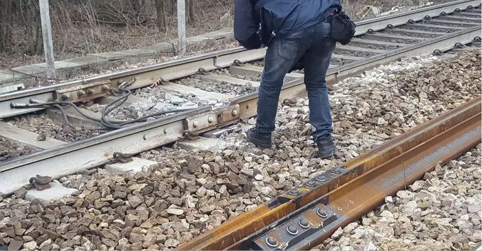 La rotaia che ha ceduto (foto Ansa)