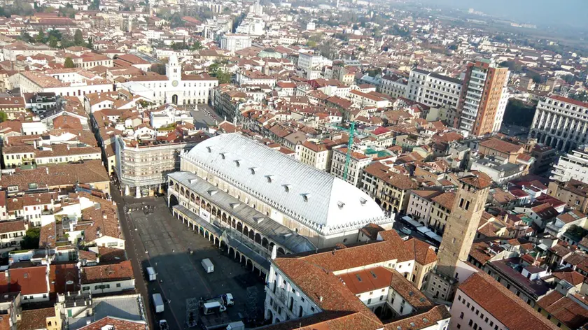 Il messaggio è pronto per l'invio con i seguenti file o collegamenti allegati: P1030316.jpg Nota: per proteggere il computer dai virus, le applicazioni di posta elettronica impediscono l'invio o la ricezione di alcuni tipi di allegati. Per determinare la modalità di gestione degli allegati, controllare le impostazioni di protezione della posta elettronica. - I TESORI. Il viaggio sopra la citta' di Zanonato e Ivo Rossi Qui sopra, il Caffe' Pedrocchi