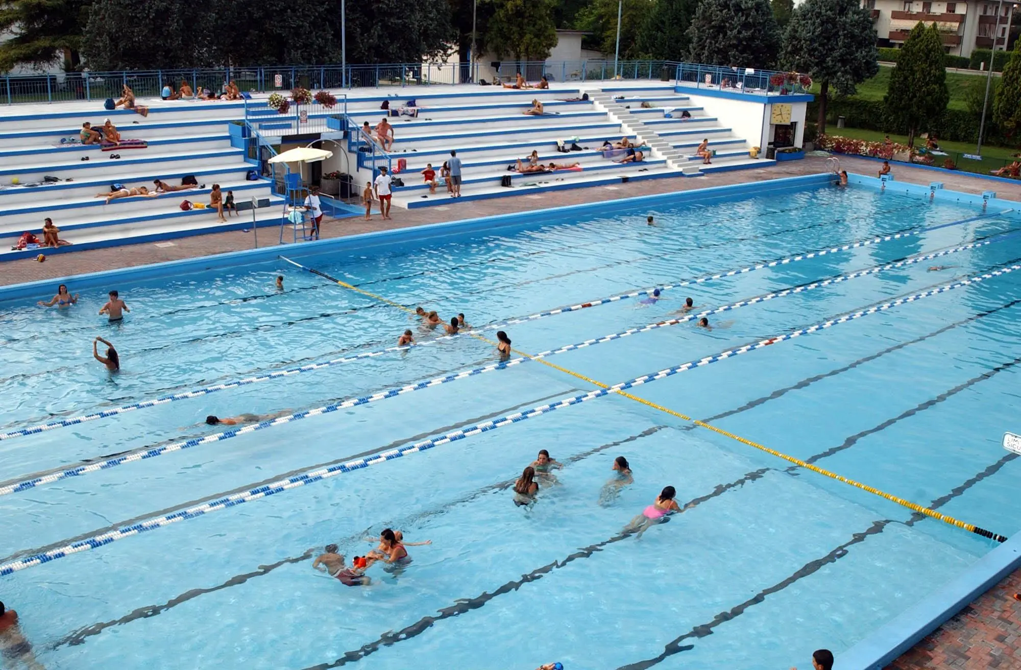 PD 20/08/02 G.M. INTERVISTE SUL PIERCING IN PISCINA. VEDUTA DELLA PISCINA NUOTO PADOVA (SALMASO)