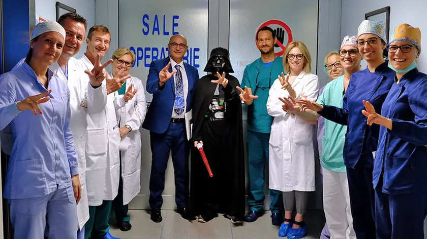 BELLUCO-FOTOPIRAN-PIOVE DI SACCO-ODONTOIATRIA BAMBINI AUTISTICI thomas con lo staff medico davanti l'astronave