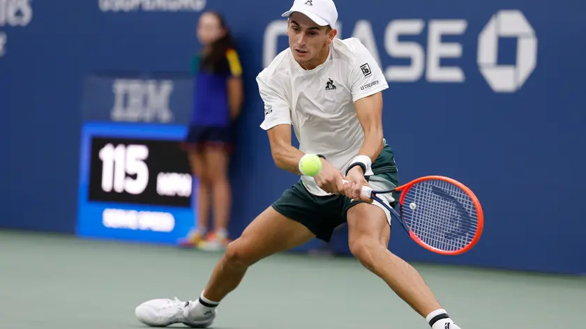 epa11576653 Matteo Arnaldi of Italy in action against Jordan Thompson of Australia during their third round match at the US Open Tennis Championships at the USTA Billie Jean King National Tennis Center in Flushing Meadows, New York, USA, 31 August 2024. The US Open tournament runs from 26 August through 08 September. EPA/JOHN G. MABANGLO