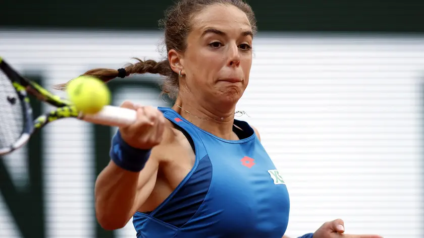 epa11370723 Lucia Bronzetti of Italy in action against Naomi Osaka of Japan during their Women's Singles 1st round match during the French Open Grand Slam tennis tournament at Roland Garros in Paris, France, 26 May 2024. EPA/YOAN VALAT