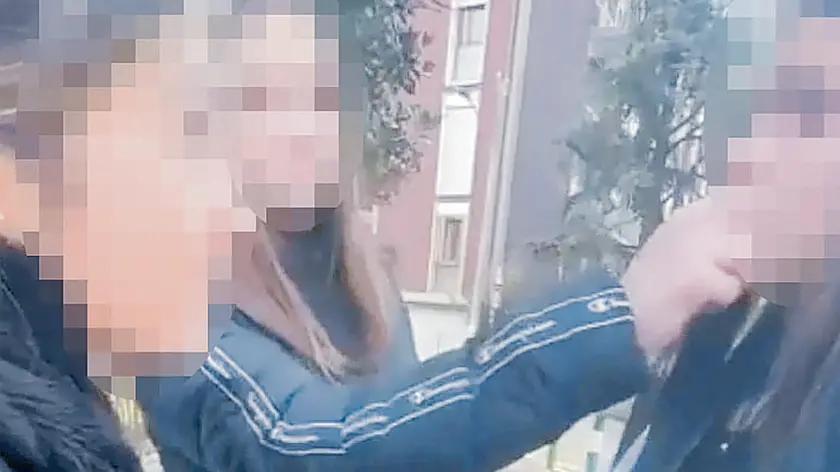 Uno dei fotogrammi del video in cui la ragazzina viene schiaffeggiata
