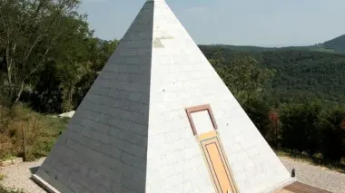 LA PIRAMIDE. Alta sette metri, è stata edificata a Valnogaredo