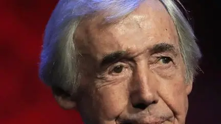 epa07363777 (FILE) - Former England soccer player Gordon Banks, attends a photo opportunity on stage on the eve of the FIFA World Cup 2018 Final Draw in the State Kremlin Palace in Moscow, Russia, 30 November 2017 (reissued 12 February 2019). According to media reports, Gordon Banks died at the age of 81. EPA/SERGEI ILNITSKY