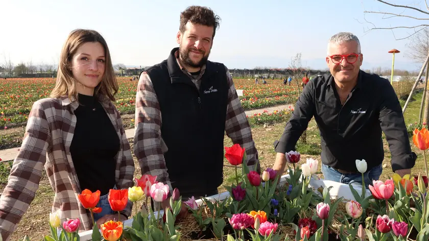 Paolo Manzan con i figli Luca ed Eva davanti ai tulipan