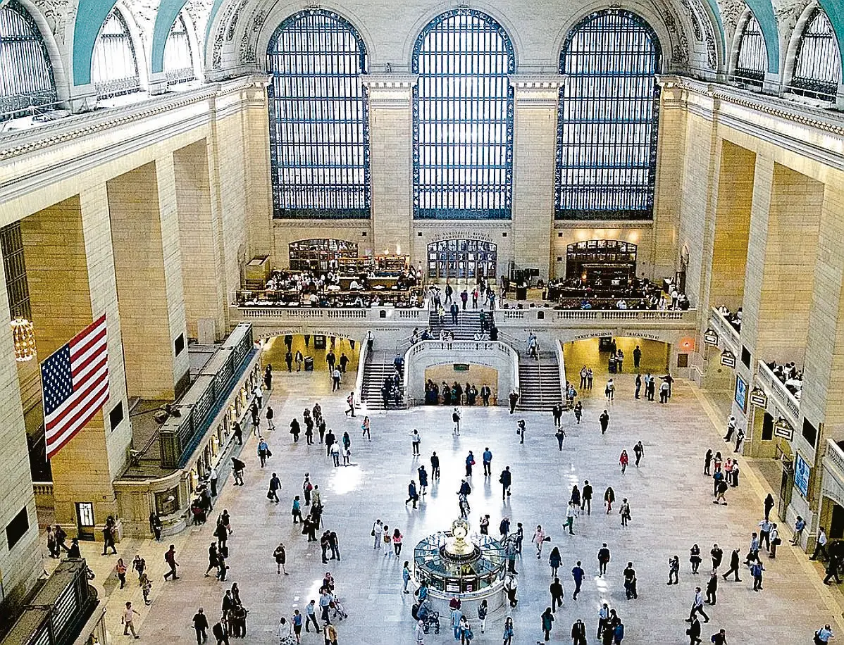 Il Main Concourse del Grand Central Terminal, a New York fondato da Cornelius Vanderbilt, è un’icona ferroviaria mondiale. Il maestoso atrio si ispira a una cattedrale e ha un il soffitto a volta: raffigura la mappa stellare, con le 12 costellazioni dipinte a foglia d’oro, oltre a 2.500 stelle. (foto Danazar)