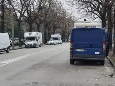 Camper e furgoni dei Rom all'esterno dell'ospedale