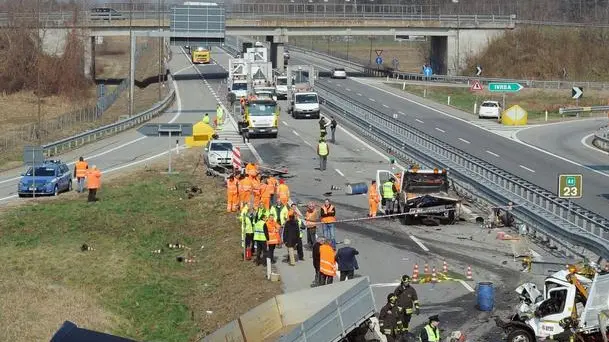 L'incidente stradale sull'autostrada A5 dove un tir fuori controllo ha investito e ucciso due operai ad Ivrea presidiato da Polizia e Vigili del Fuoco, Torino, 08 marzo 2012. ANSA/ TONINO DI MARCO