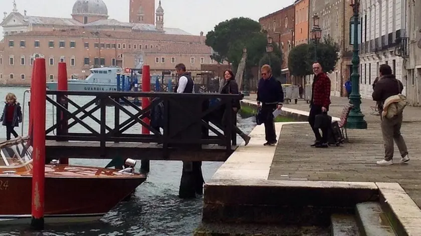 Elton John, il marito David Furnish e i due figli all'uscita di casa alla Giudecca (foto Pierfrancesco Ghetti)
