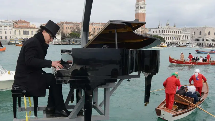 Interpress/M.Tagliapietra Venezia 01.02.2015.- Carnevale. Il pianista Paolo Zanarella suona sospeso sull'acqua in bacino San Marco
