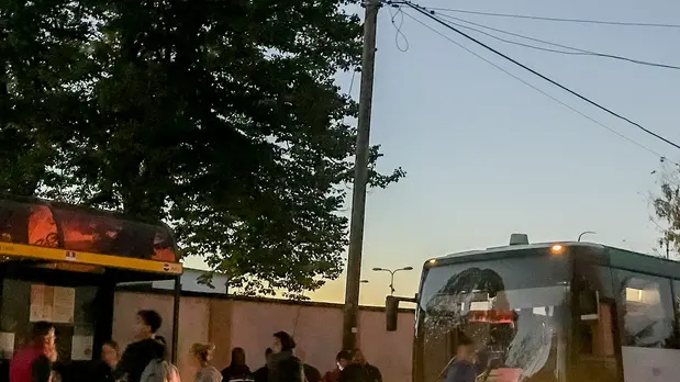 Bagnoli di Sopra (PD) - Set Cinematografico alla ex Base di Bagnoli. nella Foto: alcune comparse appena scese dal pullman