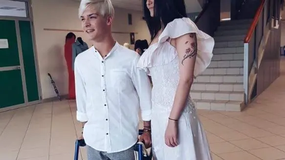 Riccardo con la modella che ha sfilato davanti alla commissione con l'abito creato da lui