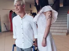 Riccardo con la modella che ha sfilato davanti alla commissione con l'abito creato da lui